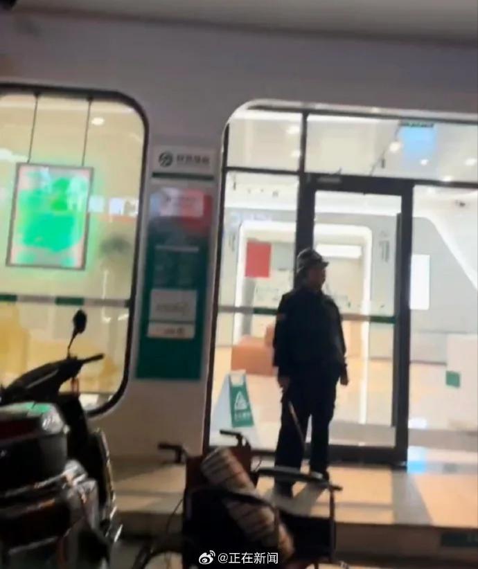 重病老人被要求到场取钱死在银行，律师解读  第1张
